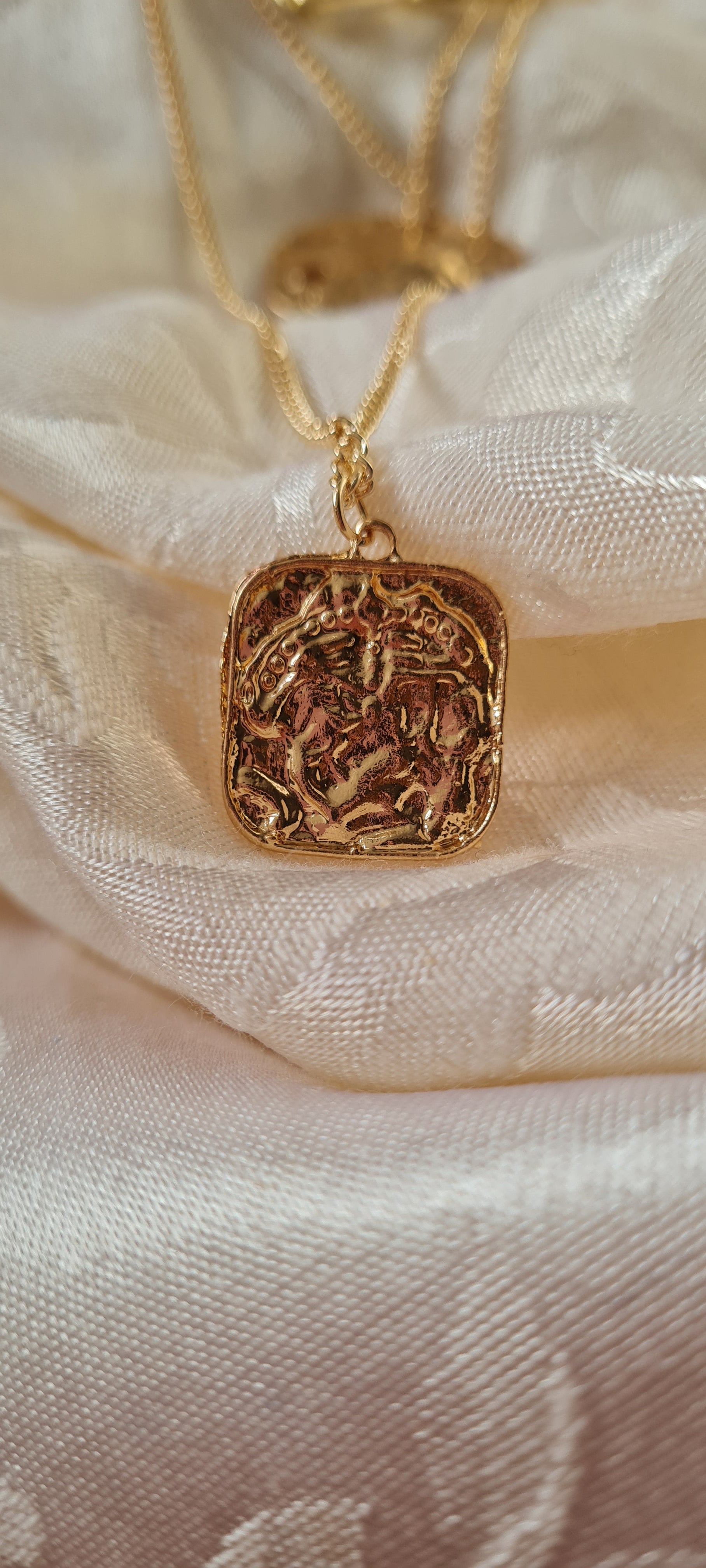 Vintage Frame necklace gold
